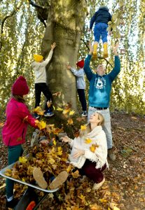 Johanna and Frederik Braun are playing in the leaves with their five children. Photo: Oliver Kraupner
