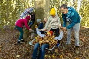 Johanna and Frederik Braun are playing with their five children in the leaves.